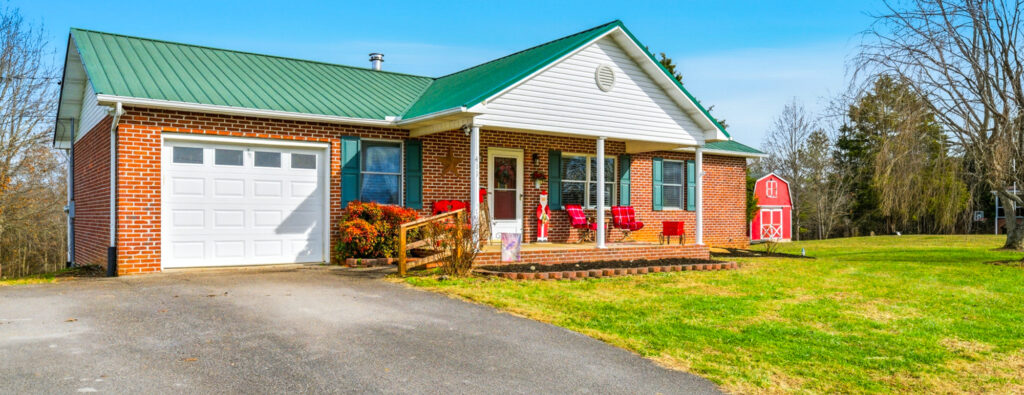 Compact condo exterior under 2,000 sq ft in Knoxville TN – affordable real estate photography header example by PadPics.com